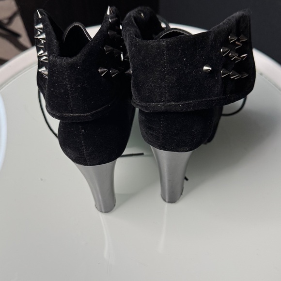 Elegant Black Heeled Boots with Stud Accents - Picture 4 of 6